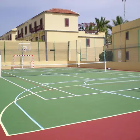 Oasis Club Apartahotel 2*